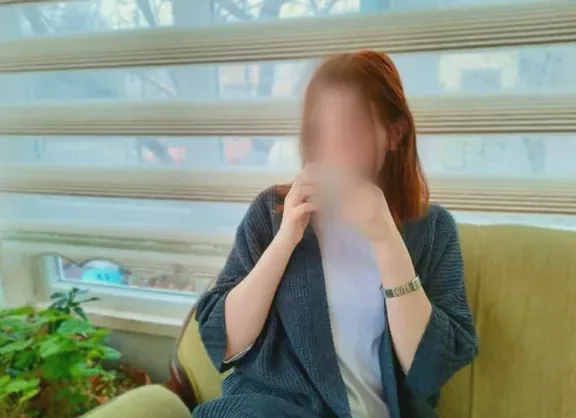 Eva, 24